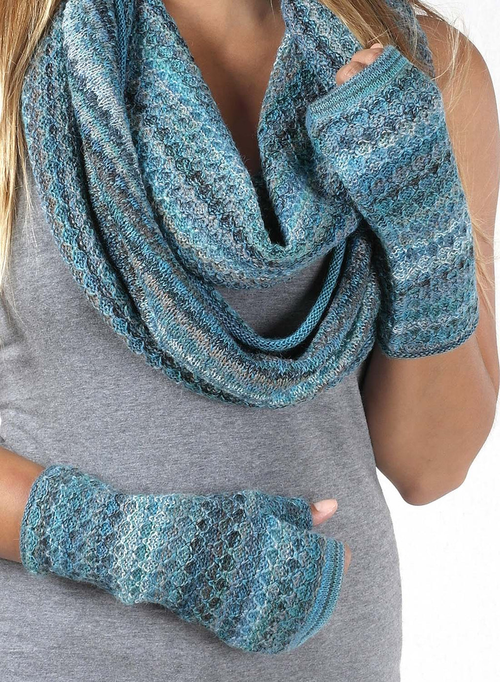 Denim Blue alpaca gloves in Azul with sky blue ripples, Shupaca